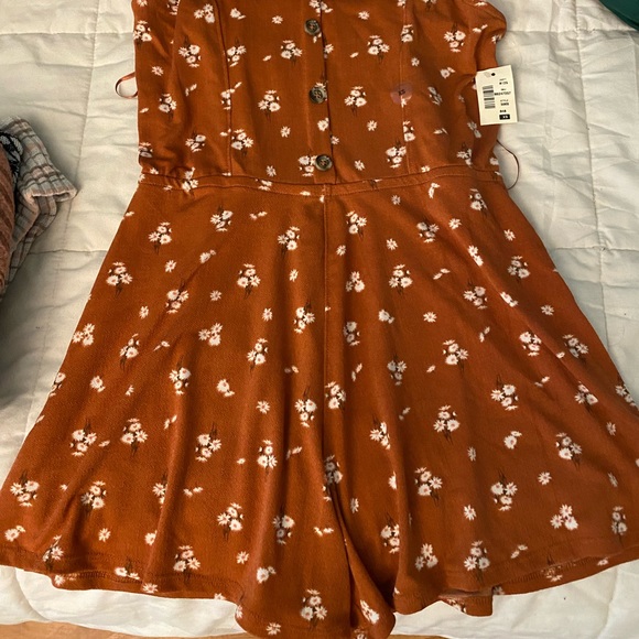 One piece suit, never used, brand new - Picture 2 of 3